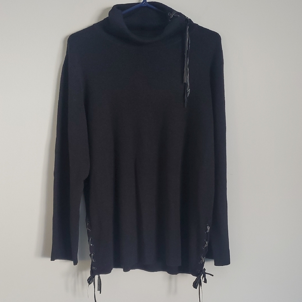 SPANNER Turtleneck Sweater Lace-Up Details